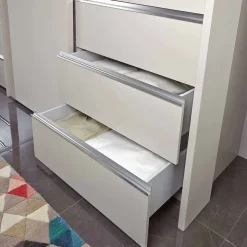 Beiger Schlafzimmerschrank Pastranav mit sechs Schubladen