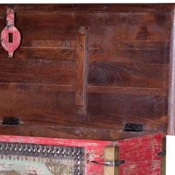 Charakterstarke Holztruhe mit Metallgriffen - Agacina