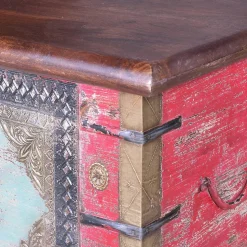 Charakterstarke Holztruhe mit Metallgriffen - Agacina