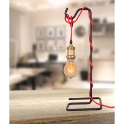 Galgen Design Tischleuchte in Schwarz Rot - Lacuva