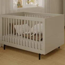 Graues Kinderbett mit Gitterseiten - Suzanas