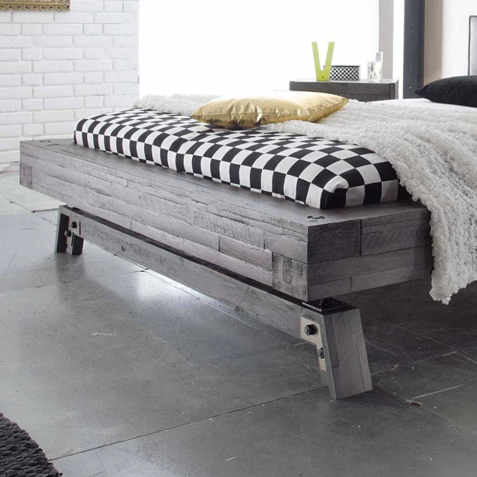 Graues Massivholzbett Firendra im Vintage Industry Style