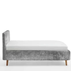 Graues Polsterbett mit Boucle Bezug und Holzfüßen - Endrov