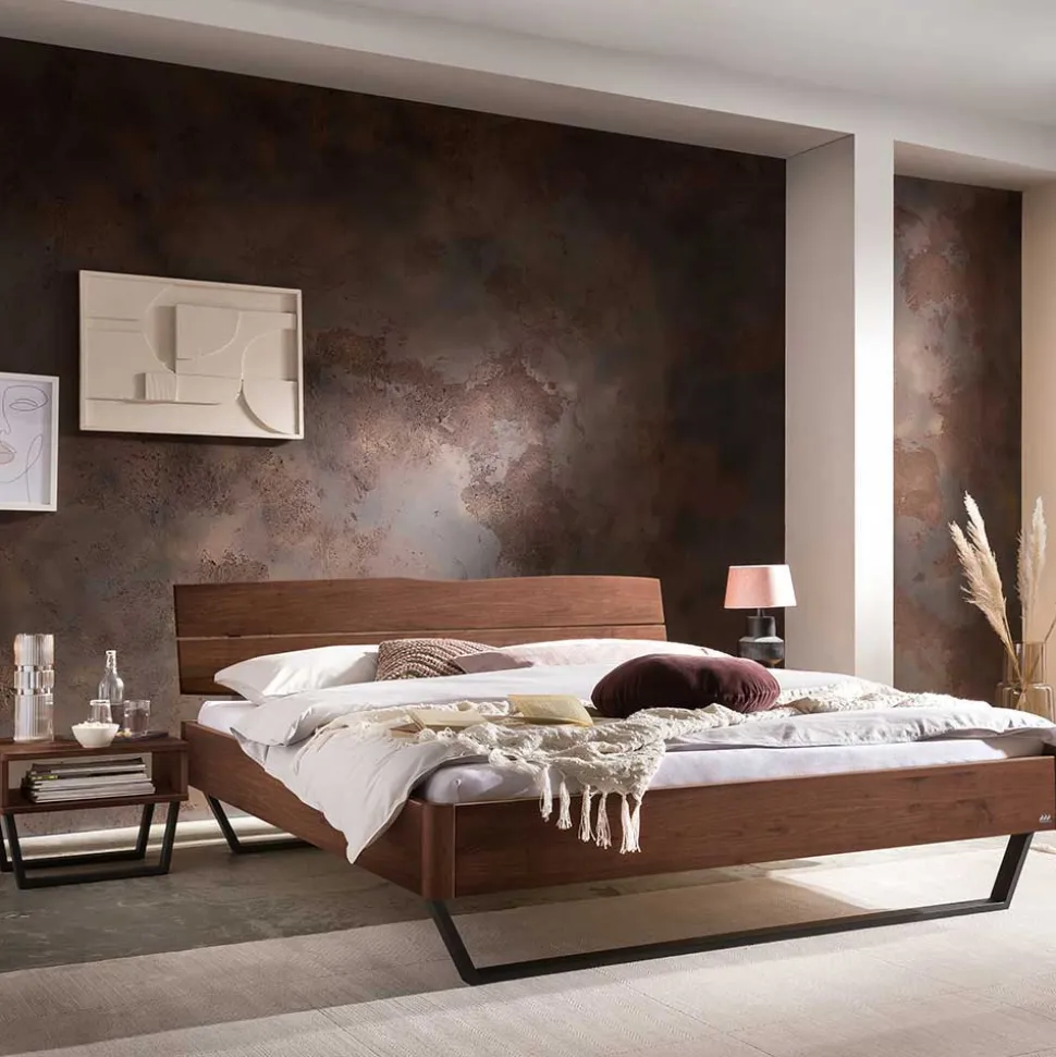 Industrial Bett aus Nussbaum massiv - Bluesa