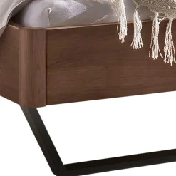 Industrial Bett aus Nussbaum massiv - Bluesa