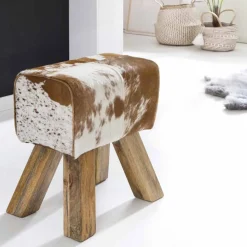 Landhaus Sitzhocker Darinca mit Ziegenfell und Holz