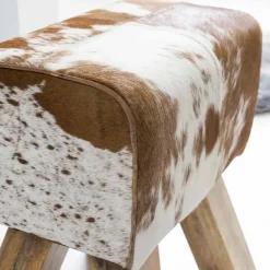 Landhaus Sitzhocker Darinca mit Ziegenfell und Holz