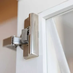 Landhaus Vitrine in Weiß & Kiefer Natur - Saluts