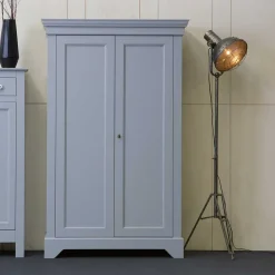 Massivholz Kleiderschrank Saliara in Grau