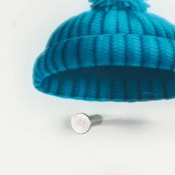 Moderne Glas Hängegarderobe mit bunten Mützen - Trujano