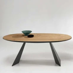 Ovaler Designtisch mit Schweizer Kante - Sinvoje