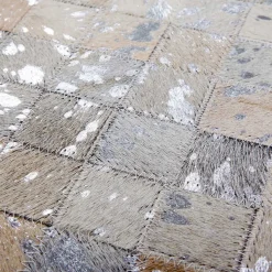 Patchwork-Teppich aus Fell in Hellgrau und Silber - Octna