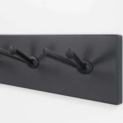 Schlichte Stahl Wandgarderobe mit 6 Kleiderhaken - Tarado