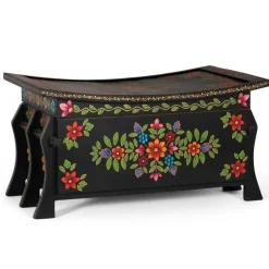 Schwarze Truhe mit bunter Blumen Malerei - Sacrala