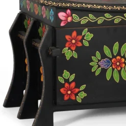 Schwarze Truhe mit bunter Blumen Malerei - Sacrala