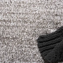 Teppich in Hellgrau mit dunkelgrauem Rand - Armina