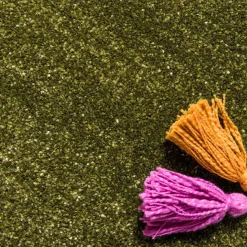 Teppich in Oliv Grün mit Rahmen in Creme - Loritana