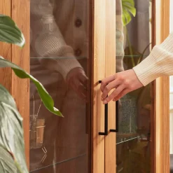 2-türige Vitrine aus geöltem Wildeiche Massivholz - Kerfa