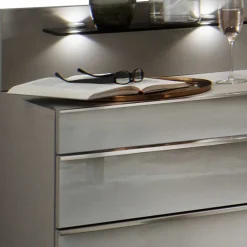 Zwei Nachtkommoden mit Wandpaneel - Tumiva (2er Set)